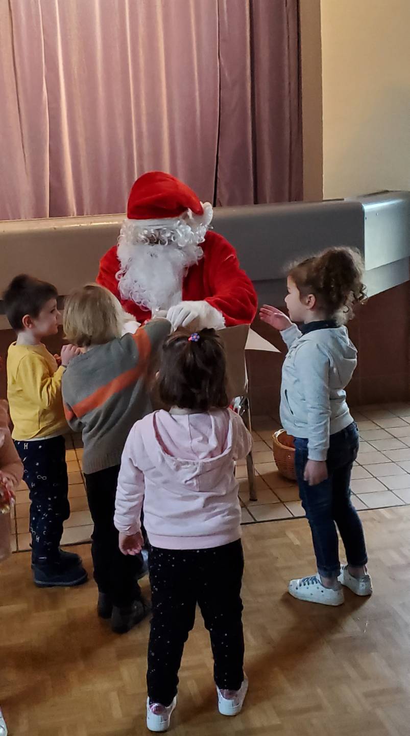 La distribution de friandises par le Père Noel